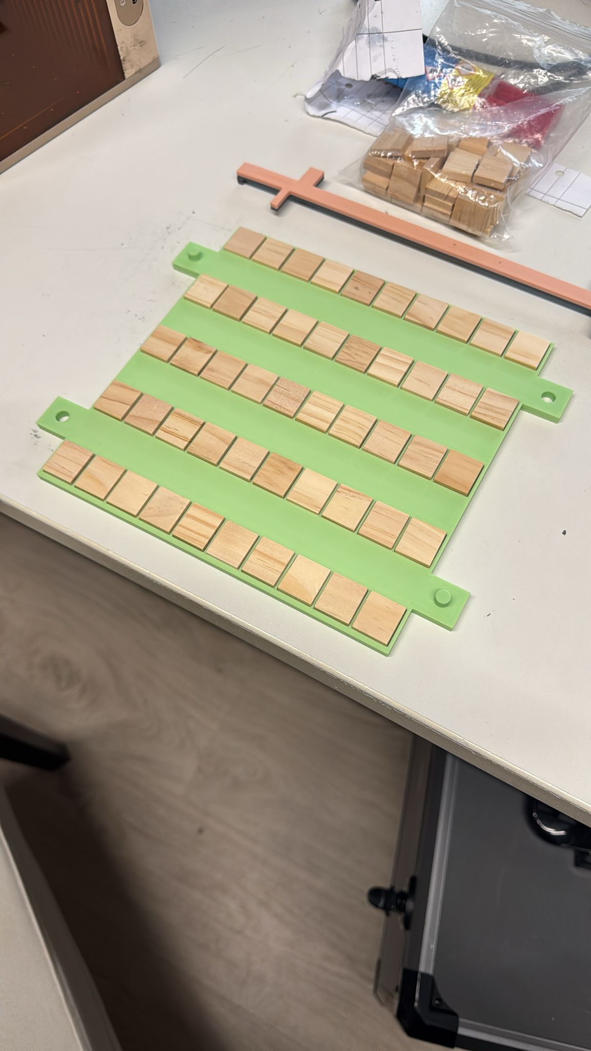 3D-gedrucktes Jig zum Lasern von Scrabble-Steinen