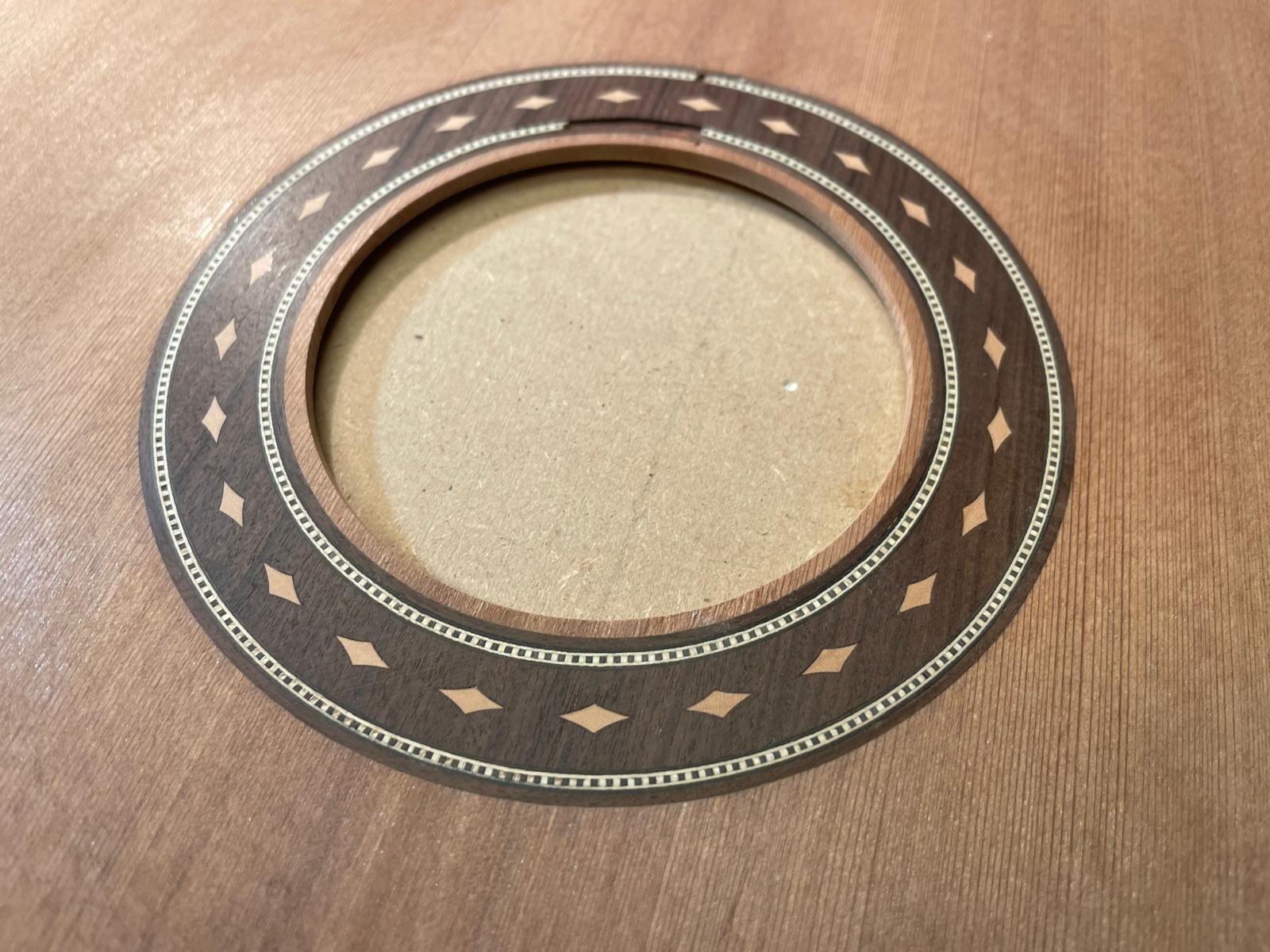 Gelaserter Lochkranz mit Intarsien für Luthier Martin Meckbach