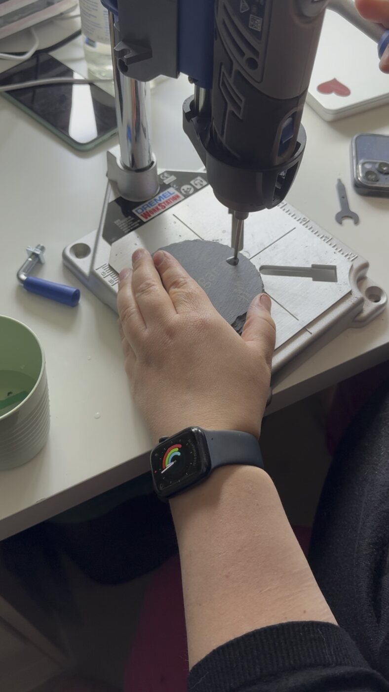 Lochbohren in Schiefer mit dem Dremel