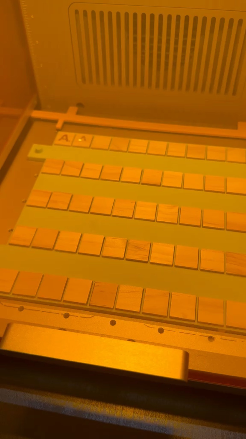 Der xTool F2 Ultra graviert die Scrabble-Steine